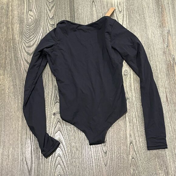 Skims Fits Everybody Long Sleeve Low Back Bodysuit Wide Scoop Neck Onyx XS
BNWT - Picture 1 of 5